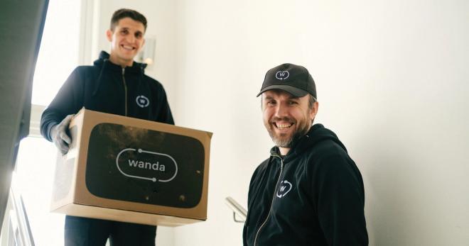 Två Wanda-förare bär några lådor till ett företag i Stockholm